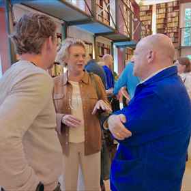 Margot Dijkgraaff werd bedankt voor haar inzet als een geweldige ambassadeur voor de Franstalige literatuur door Francois Croquette in diens speech