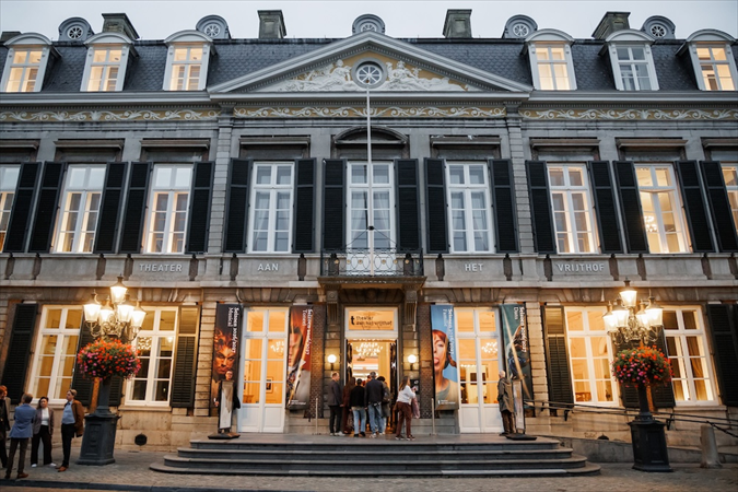 Twintig jaar Boekhandel Dominicanen in Maastricht verdient een groot feest. Ooit opgezet als ...