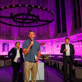 En: de officiële presentatie van 'De boekhandel als ecosysteem'. In het midden presentator Maarten Canton.