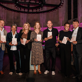 vlnr Sanne Muijser (KBb) en Caroline Damwijk (Libris), Sylvia Harmes, Corina Harmes, Govert Derix, Joyce Enthoven (uitgeverij Zuid) en Ton Harmes