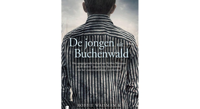 Een vrouw met kort bruin haar, een felgele trui en een gestippelde rok, haalt een boek uit haar ...