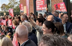 Ruim honderd schrijvers, vertalers en journalisten bij protest tegen Meta
