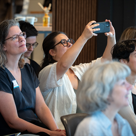 Rechts op de foto: ELV-medewerker Helia Kiaie