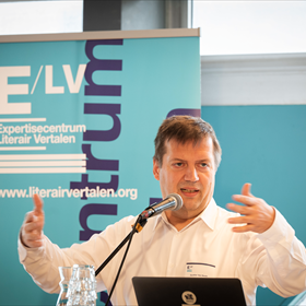 Bevlogen speech van algemeen secretaris van de Taalunie Gunther Van Neste over hoe cruciaal goed opgeleide vertalers zijn voor wederzijds cultureel begrip