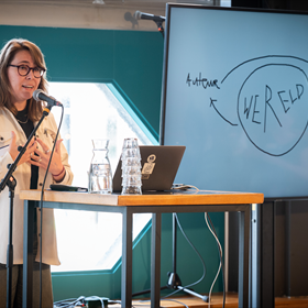 Lisa Weeda roemt het werk van vertalers en vindt dat ze zichtbaarder horen te zijn. “Moeten de namen van vertalers niet gonzen door het literaire veld, als namen van celebrities?”