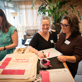 Het informatiestandje van de Vertalersvakschool, met Nathalie Tabury en Anne Lopes Michielsen (tevens oud-medewerker ELV)