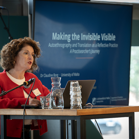 Claudine Borg van de universiteit van Malta tijdens haar lezing ‘Autoethnography and translating as a reflective practice’