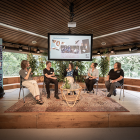 Vertalers Vertellen: onder leiding van Astrid Huisman halen Luk Van Haute, Michele Hutchison, Lies Lavrijsen en Andrea Kluitmann herinneringen op aan de afgelopen 25 jaar