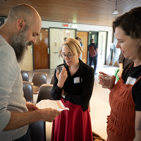 Joris Smeets, Lara Rogiers en Esther de Gries van Literatuur Vlaanderen stippelen hun programma voor de dag uit