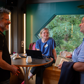 Folkert de Vriend (Taalunie), Romkje de Bildt (Nederlands Letterenfonds) en Fedde van Santen (tot voor kort Vertalersvakschool)