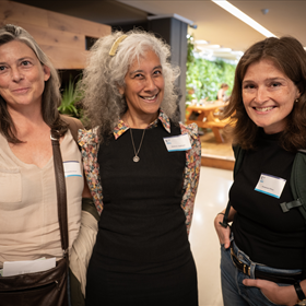 Alexandra Koch (Nederlands Letterenfonds) en vertalers Reshma Jagernath en Annemart Pilon (tevens oud-medewerker ELV)