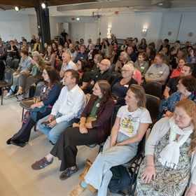 Voorste rij, van rechts naar links: Joëlle Feijen, Rivkah Zeeman, Anne Sluijs (directeur Internationale Vereniging voor Neerlandistiek en oud-medewerker ELV), Gunter Van Neste en Karlijn Waterman