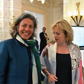 En qua kleding doet men niet voor elkaar onder. Caroline Damwijk (bestuurslid SLP), Jet Bussemaker (demissionair minister van Cultuur).