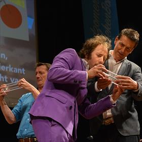 Het was dus nog wel even studeren, welke griffel voor wie was. Ted Lieshout (kinderboekenauteur), Ronald Snijders (presentator), Dik Zweekhorst (redacteur Querido Kind).