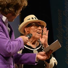 De grande dame van de Zilveren Griffel: Imme Dros, dit jaar voor Tijs en de eenhoorn (Querido).