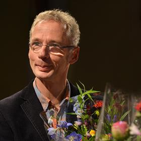 Lemniscaat auteur Tjibbe Veldkamp. kreeg een griffel voor 'Kom uit die kraan!'