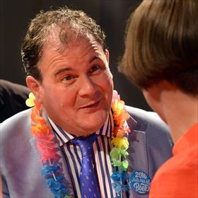 Eppo van Nispen (directeur CPNB) feliciteert.