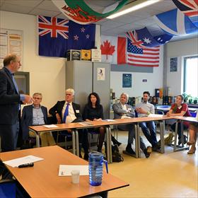 Luisteren naar ervaringen van Wim Kokx (directeur-bestuurder Openbare Scholengroep Vlaardingen Schiedam).