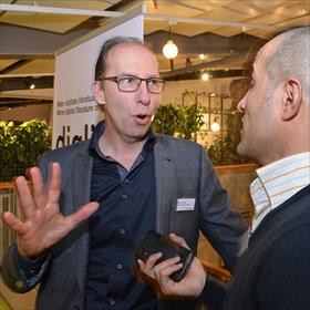 Marco Zwaan (Zwaan Printmedia) in discussie met start-up Ali Bigdeli (Bookcatching).
