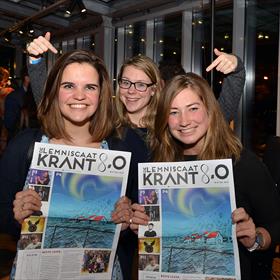 Razend trots op de nieuwe Lemniscaat-krant: Leonie Hardeman, Linda Bertens, Anke Roelen (Uitgeverij Lemniscaat).