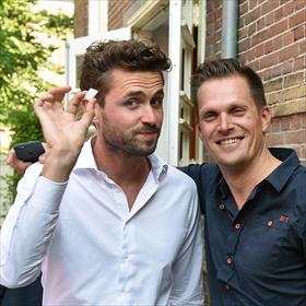De hapjes getest. Mark Simoons, Harold Broekhuizen (Afdeling evenementen, Novamedia).