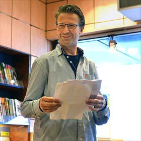 Een licht gekreukelde David de Poel leest bijpassende pagina's met mooi verhaal over zijn vriendschap met Pointl. 