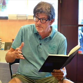 Guus Bauer (schrijver, uitgever en literair journalist) leest voor uit zijn briefwisseling met Pointl. 