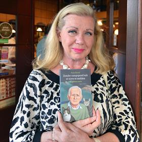 Sylvia Willink (schilder) met het door haar gemaakt portret op de omslag.