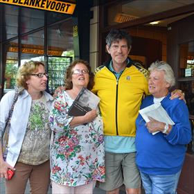 Guus Bauer gaat na afloop nog even op de foto met Point fans. En, vooruit, ook een beetje fans van hem.