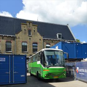 Even terug: de Poëziebus arriveert. Gebouw nog niet helemaal klaar voor Leeuwarden Culturele Hoofdstad 2018.