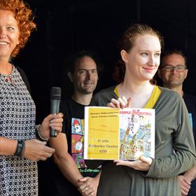 Marieke Spijkerman (wethouder), 2e prijs-winnaar Kimberley Geelen. Daarachter de andere 3e prijs-winnaars: JoDa Entertainment (Jorgo Kuster en Daan Landwehr Johan).