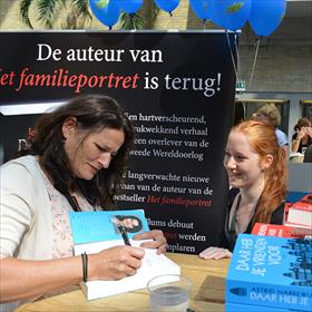 Astrid van Herwijnen (auteur) signeert, Dewi Lammerts van Bueren (Bruna Wassenaar).
