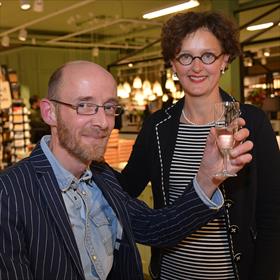 Voor (en achter) de prosecco: Olaf Tigchelaar (winkelmanager Kramer & Van Doorn),  Monique Hurkmans (Boekverkoper K&vD).