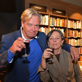 Goede wijn behoeft geen krans. Willem Jansen (sales Overamstel uitgevers), Astrid Paagman (account manager retail VBK Media).
