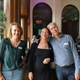 Vervolg ontvangst. Fabienne Peters (bemiddelaar jeugd), Marijke Moolenaar (bemiddelaar jeugd), en Remco Scheenjes (bemiddelaar volwassenen).