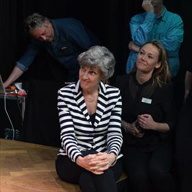 Annette Timmer (gastvrouw literaire evenementen).