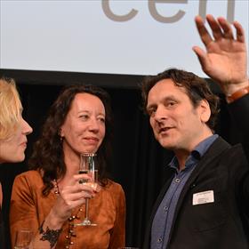 Anne Zeegers met de Schrijverscentrale-bestuursleden Jan Paul Schutten (auteur) en Miranda Rood (bibliotheek Hoorn). 