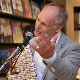 Kees Schafrat (directeur/eigenaar Boekhandel Broekhuis, Twente) met het Libris Blz. cadeau.