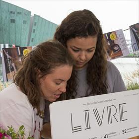 LIVRE Magazine wordt vertegenwoordigd door Eva Geerts (marketing en communicatie bij uitgeverij Pubmedia) en haar zus Jasmijn el Rhouddani.