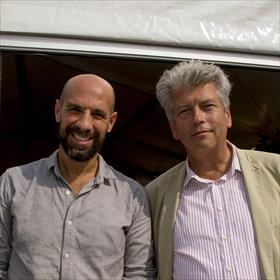 Abdelkader Benali (auteur) en Maarten Asscher (directeur Athenaeum Boekhandel)