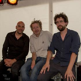 Leon Verdonschot (auteur), Jan Rot (zanger) en Thomas Heerma van Voss (auteur), gedrieën Elvis-liefhebbers.