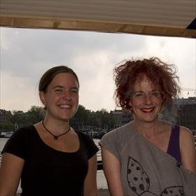 Uitgeverij Rainbow is ook aanwezig: Susan Derksen (productie) en Anita Kleinschmidt (chef Uitmarkt) .